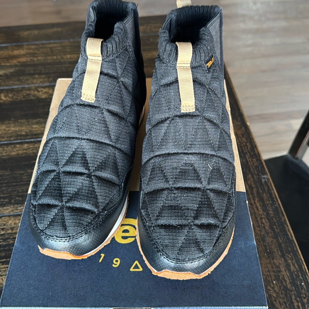 New Teva Reember mid winter bootie. Size 7. Easy slip on and off.